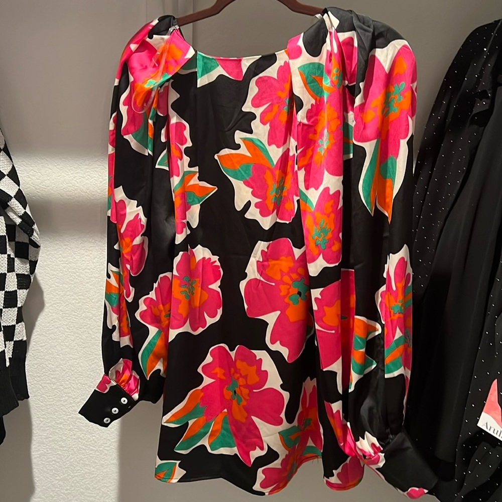 Gorgeous Entro floral blouse. NWT. Size XL.